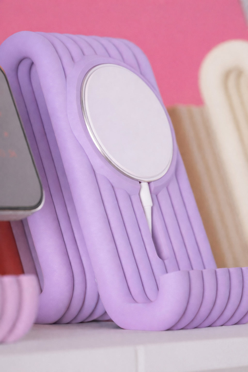 Wiggle iPhone MagSafe Charging Stand – 3D Printed Modern Ribbed Phone Dock (MagSafe Compatible)