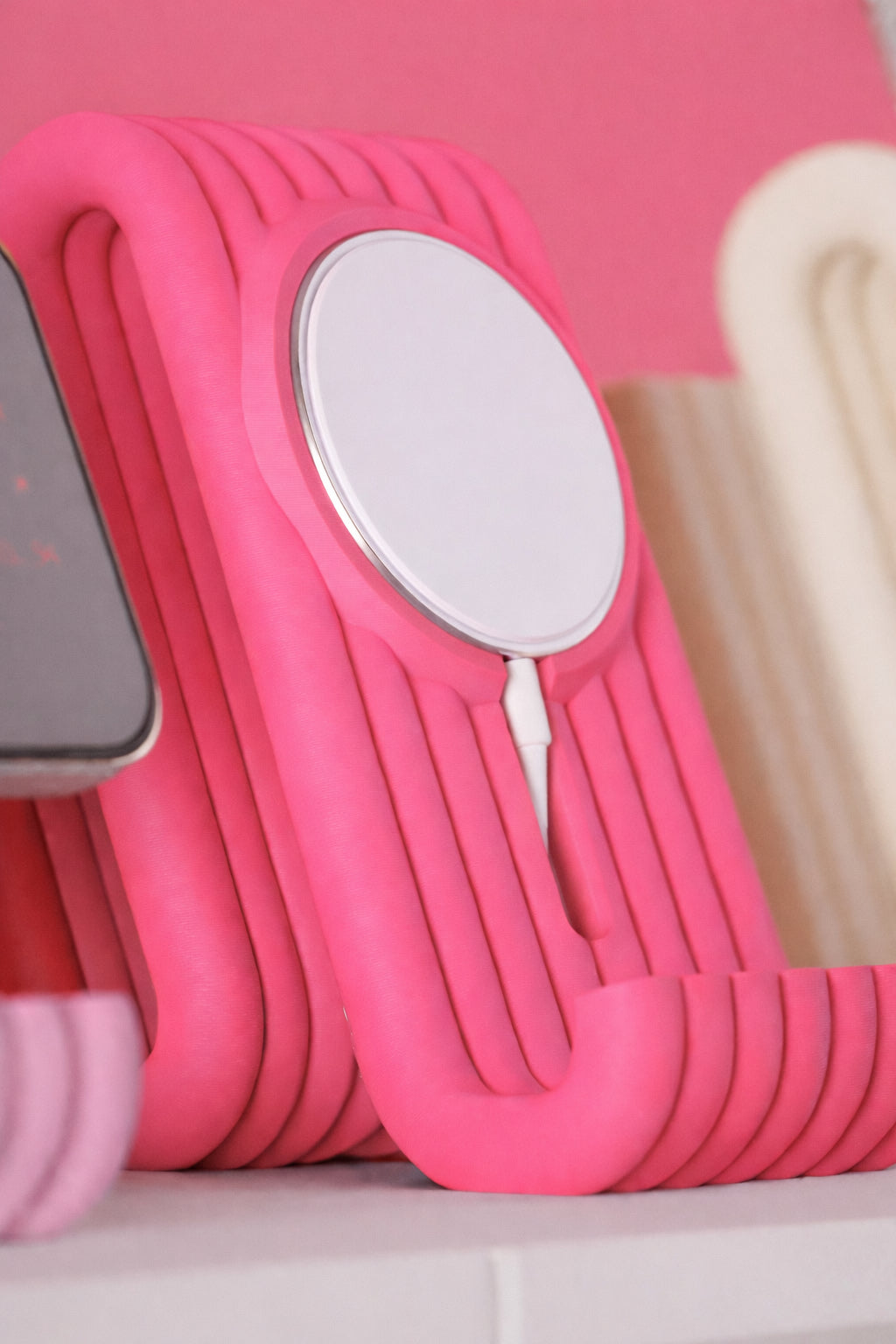Wiggle iPhone MagSafe Charging Stand – 3D Printed Modern Ribbed Phone Dock (MagSafe Compatible)