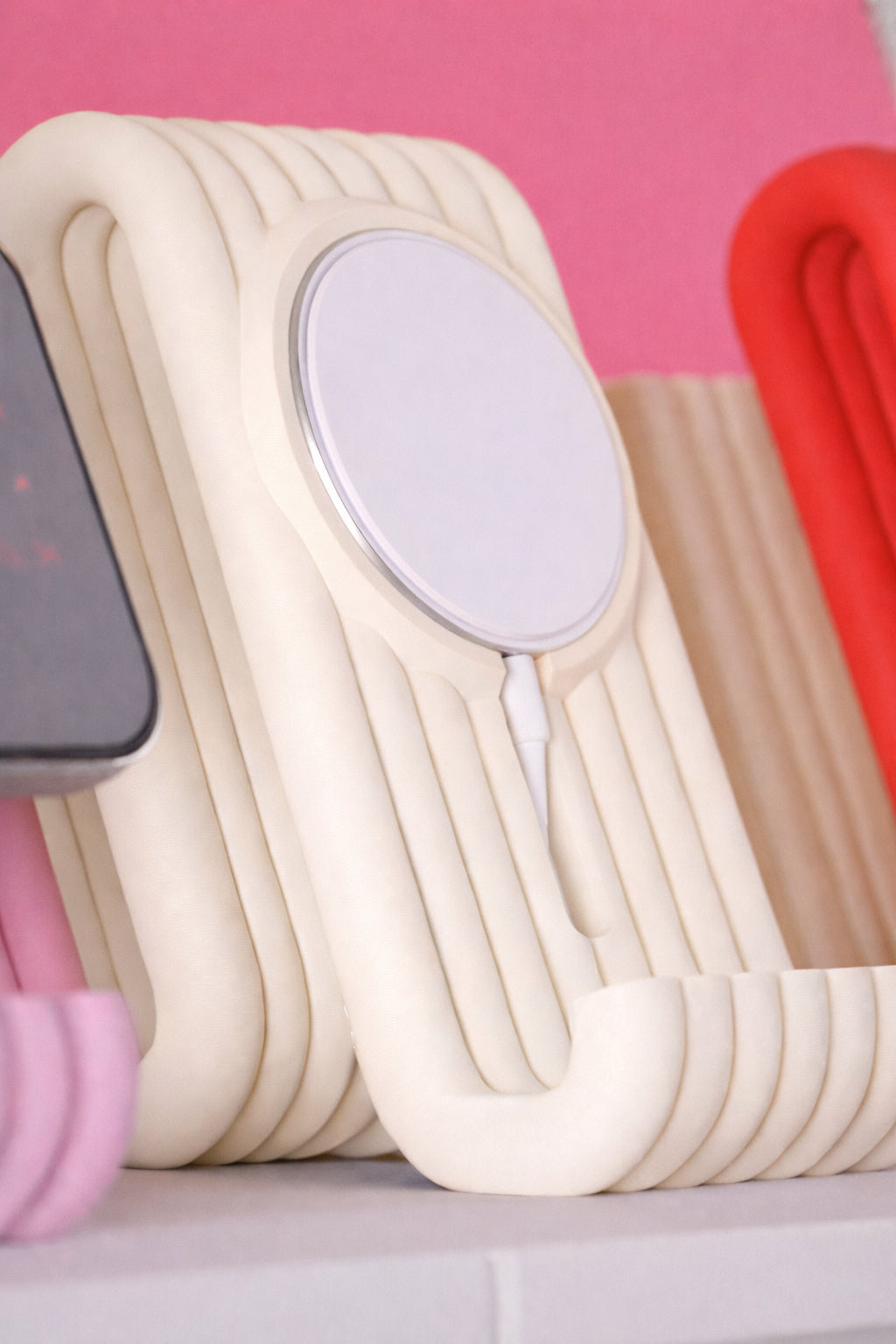 Wiggle iPhone MagSafe Charging Stand – 3D Printed Modern Ribbed Phone Dock (MagSafe Compatible)