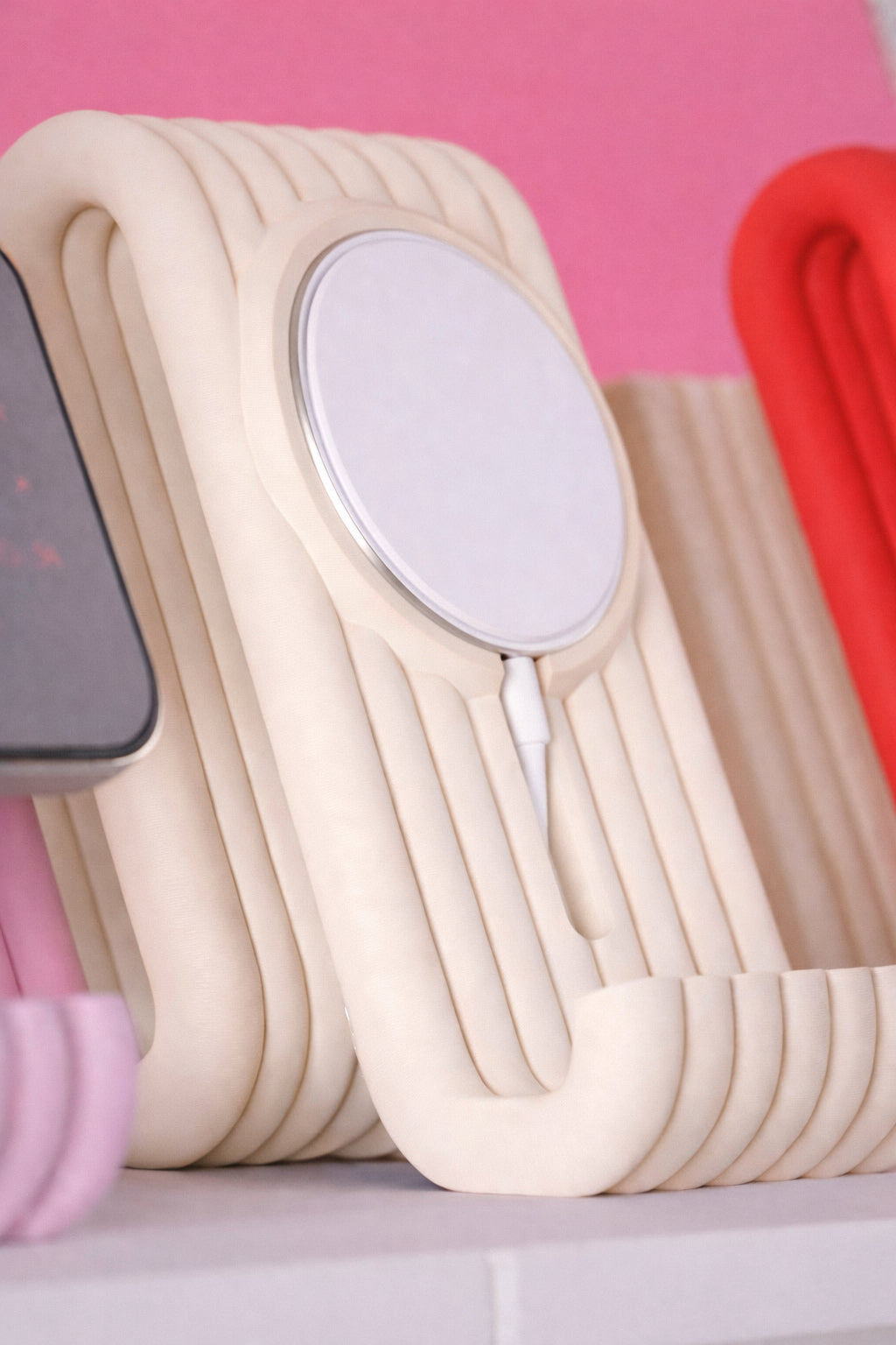 Wiggle iPhone MagSafe Charging Stand – 3D Printed Modern Ribbed Phone Dock (MagSafe Compatible)