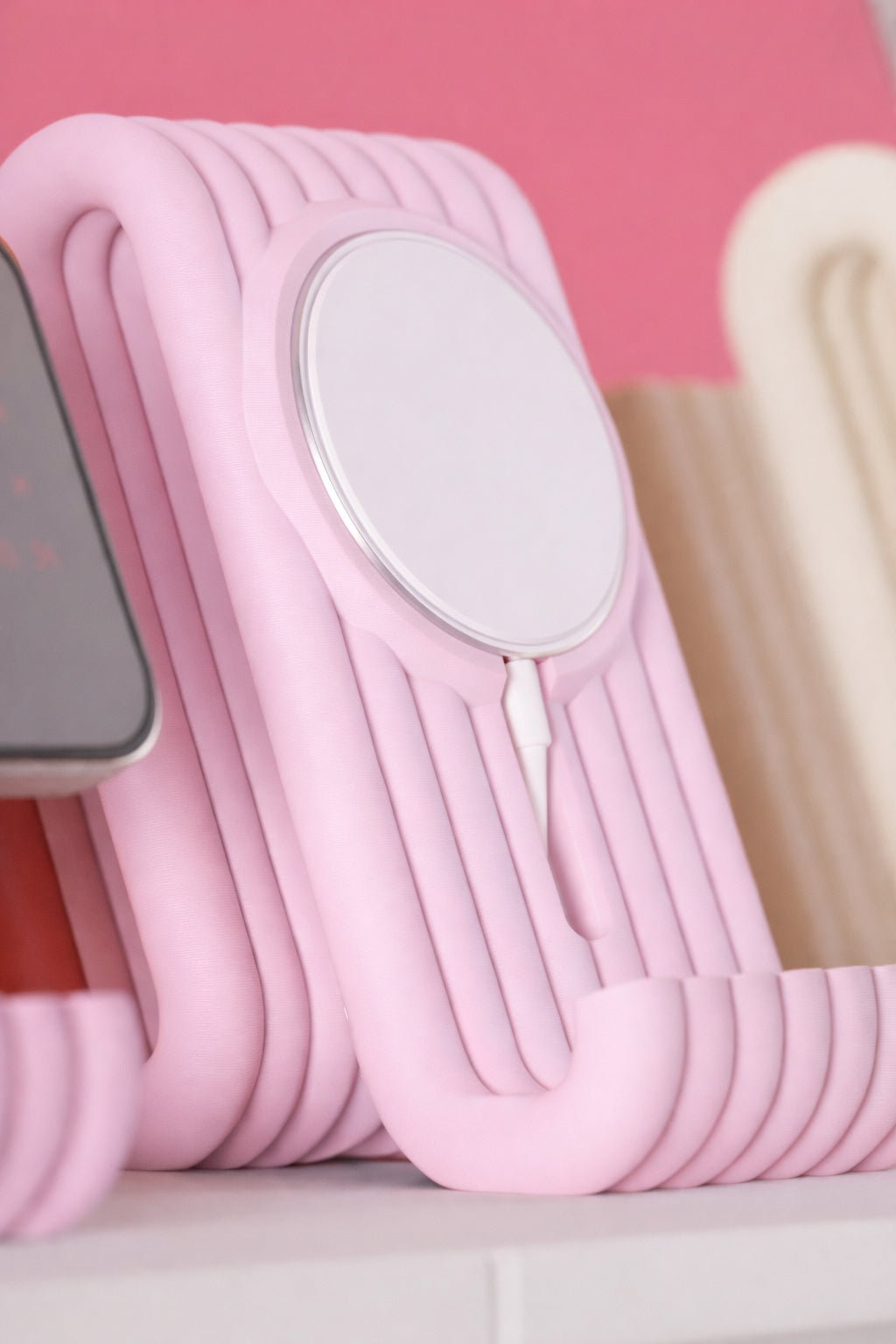 Wiggle iPhone MagSafe Charging Stand – 3D Printed Modern Ribbed Phone Dock (MagSafe Compatible)