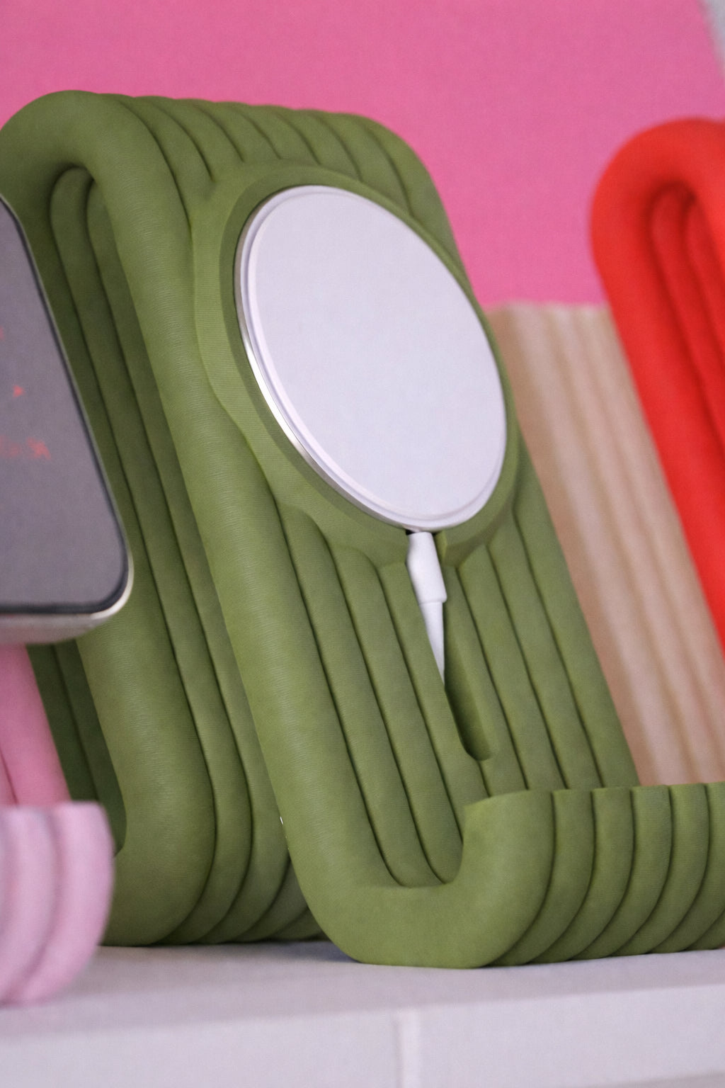 Wiggle iPhone MagSafe Charging Stand – 3D Printed Modern Ribbed Phone Dock (MagSafe Compatible)