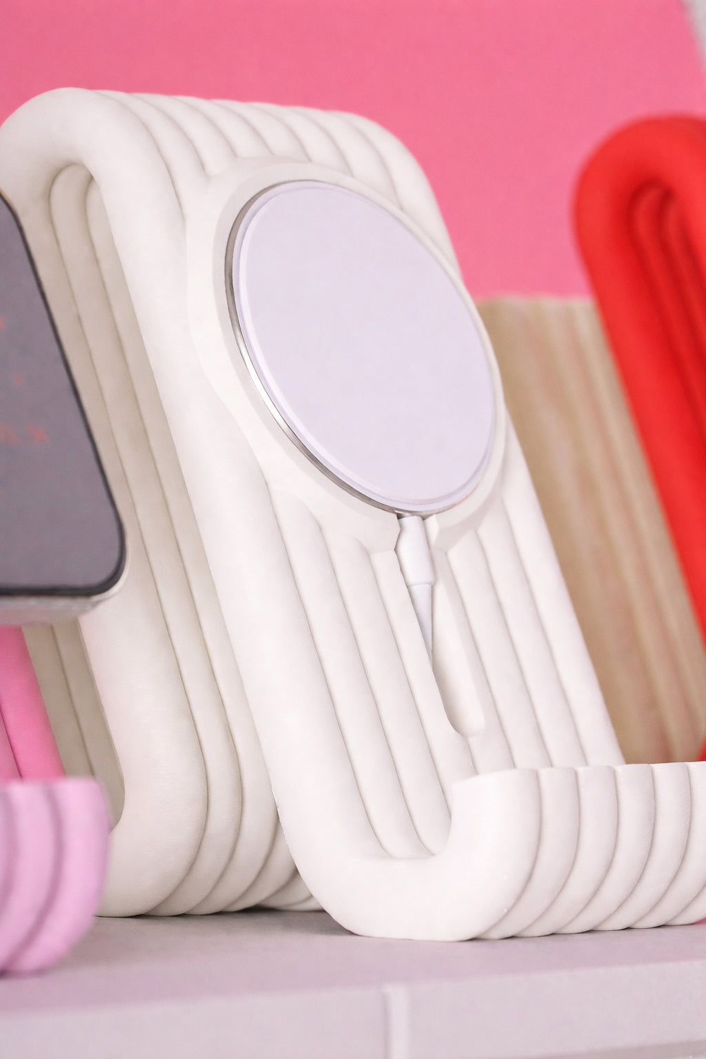 Wiggle iPhone MagSafe Charging Stand – 3D Printed Modern Ribbed Phone Dock (MagSafe Compatible)