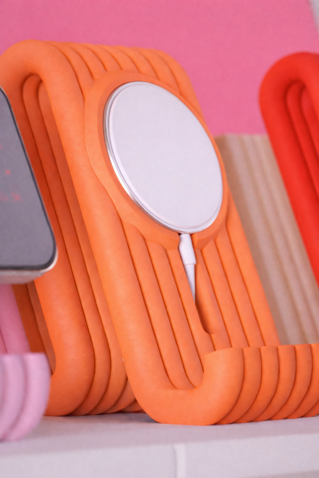 Wiggle iPhone MagSafe Charging Stand – 3D Printed Modern Ribbed Phone Dock (MagSafe Compatible)
